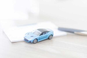 Symbolfoto mit Spielzeugauto in der Rechtsanwaltskanzlei Scheurmann · Schraad & Partner