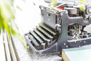 Alte Schreibmaschine als Deko in der Rechtsanwaltskanzlei Scheurmann · Schraad & Partner
